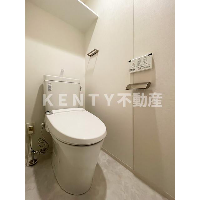 トイレ　落ち着いた色調のトイレです