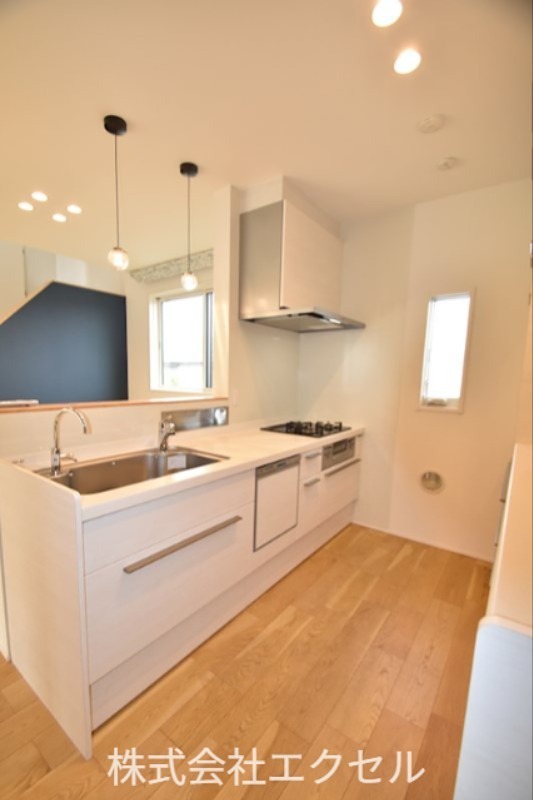 キッチン　3口コンロ付きのシステムキッチンです。