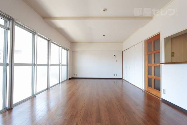 居室・リビング　広々としたリビング