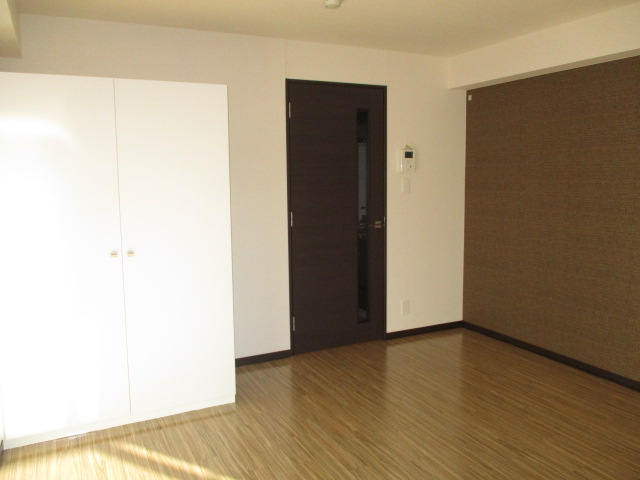 居室・リビング　居室7.5帖　明るい室内