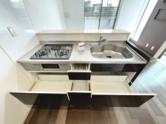 キッチン　コンパクトなキッチンで掃除もラクラク