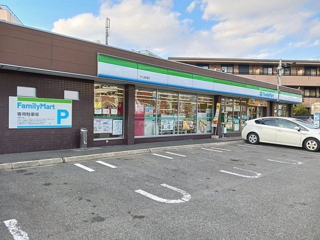 コンビニ　ファミリーマート様（コンビニ）まで300m