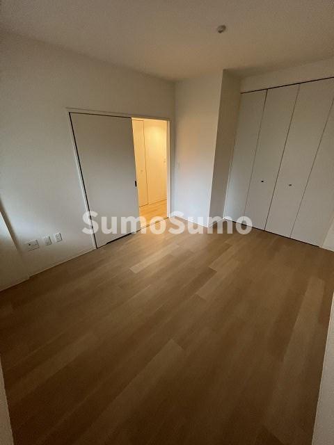 その他部屋・スペース　落ち着いた色調の寝室です