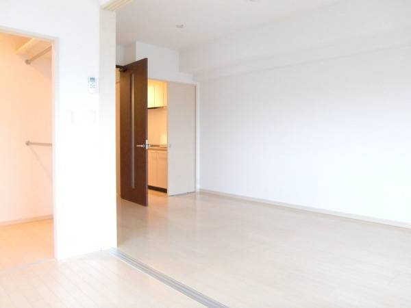 その他部屋・スペース　広くて明るい寝室