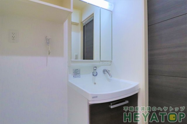 洗面設備　便利なシャワー付き洗面化粧台（同仕様写真）