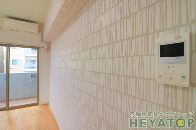 セキュリティ　モニター付きドアホンで安心確認（同仕様写真）