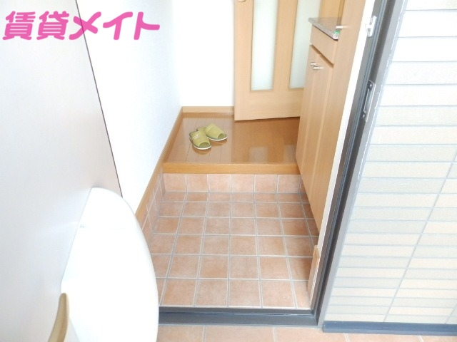 玄関　同物件別室写真