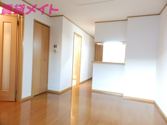 居室・リビング　同物件別室写真