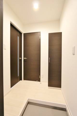 玄関　写真は同型物件です