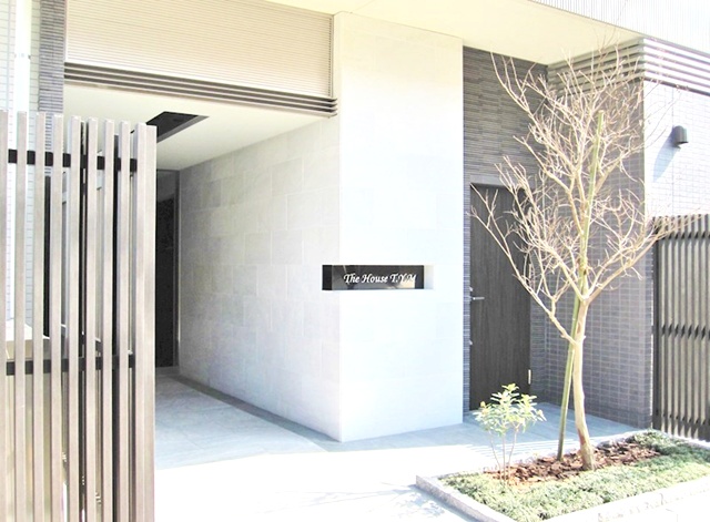 エントランス　重厚感のある建物デザイン♪