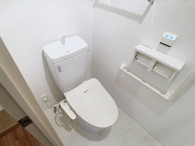 トイレ　掲載写真は同建物の別部屋を掲載しております。実際のお部屋と仕