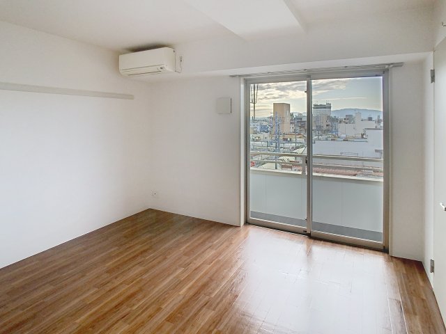 居室・リビング　掲載写真は同建物の別部屋を掲載しております。実際のお部屋と仕