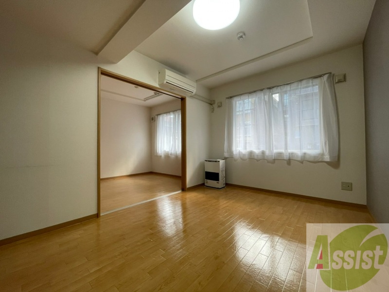 居室・リビング　フローリングと壁のカラーが明るい雰囲気ですね！