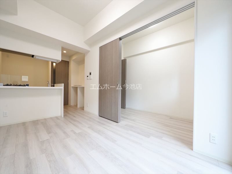 居室・リビング　LDK8.8帖　エアコン付　南向きバルコニー