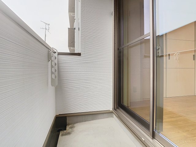 バルコニー　掲載写真は同型モデルを掲載しており実際のお部屋と仕様等が異な