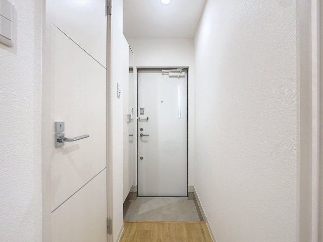 玄関　掲載写真は同型モデルを掲載しており実際のお部屋と仕様等が異な