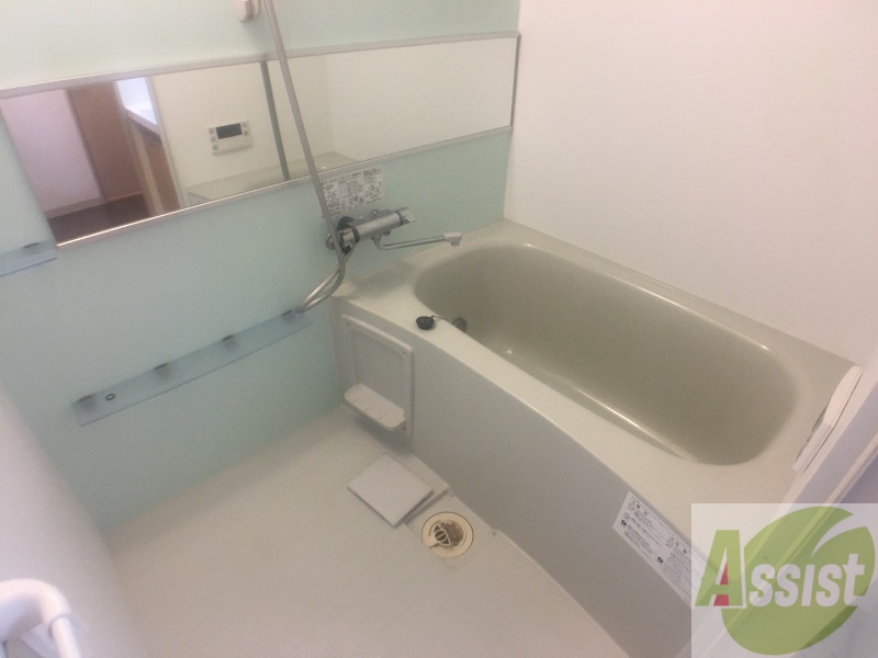 バス・シャワールーム　バスルームは狭すぎず、シャワーも浴びやすそうです。