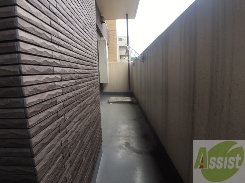 バルコニー　バルコニーは幅があり、広い印象を受けました。