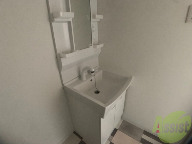 洗面設備　洗面台は独立しています。朝の身支度はこちらでどうぞ～。