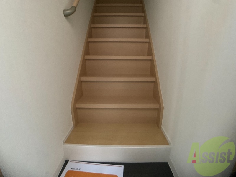 玄関　玄関から撮影しました。この階段を登ってお部屋へ行きましょう！