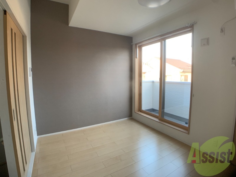 居室・リビング　アクセントクロスがお洒落なお部屋ですね。