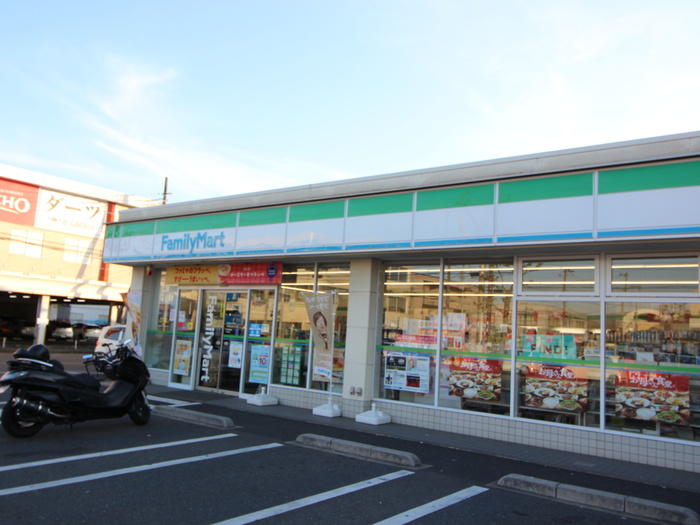コンビニ　ファミリーマート（コンビニ）まで70m