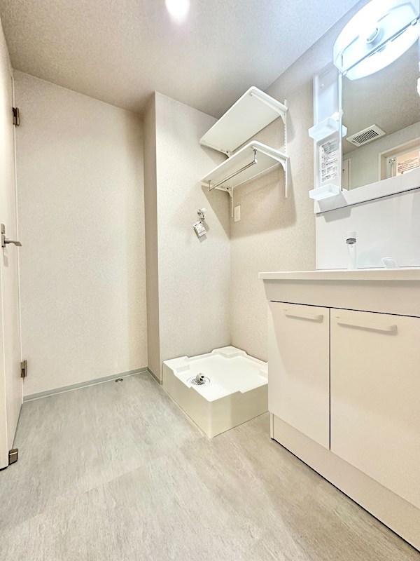 洗面設備　脱衣所　独立洗面台（シャンプードレッサー付）収納スペース有