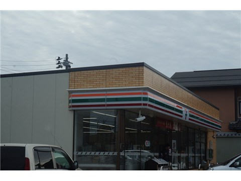 コンビニ　セブンイレブン（コンビニ）まで900m
