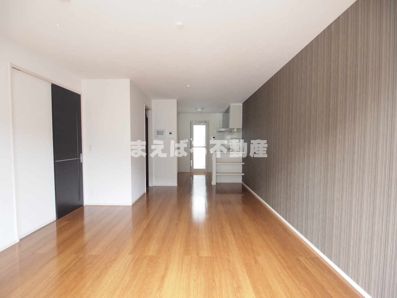 居室・リビング　1階、広いリビングスペース