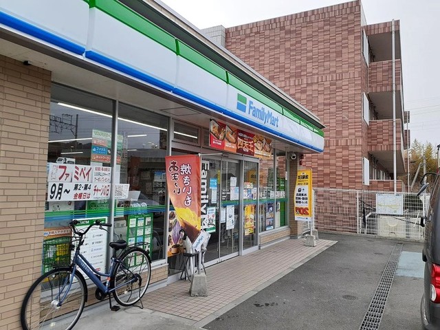 コンビニ　ファミリーマート和歌山六十谷駅前店様（コンビニ）まで443m