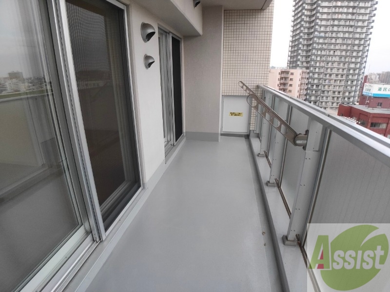 セキュリティ　バルコニー。洗濯物がはかどりそうな広さがありますよ。