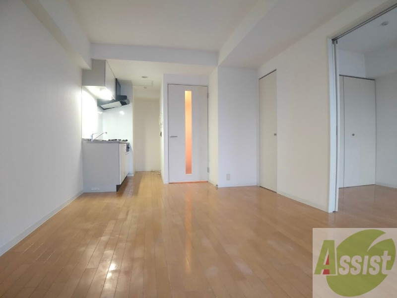 居室・リビング　リビングです。木目のフローリングが落ち着きますね。