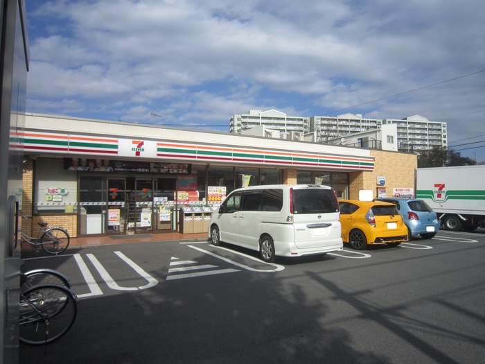 コンビニ　セブンイレブン（コンビニ）まで240m