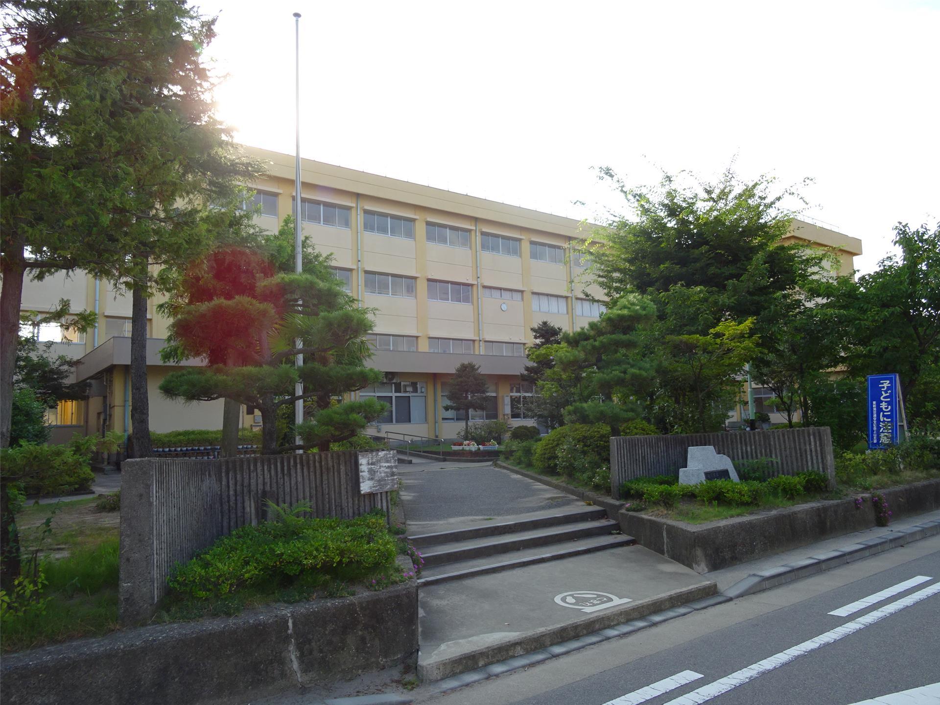 小学校　上山小学校（小学校）まで231m