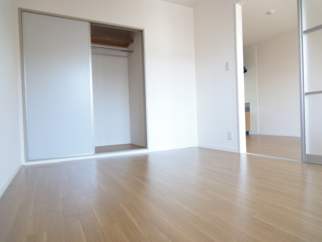 その他　リビング隣の洋室です。