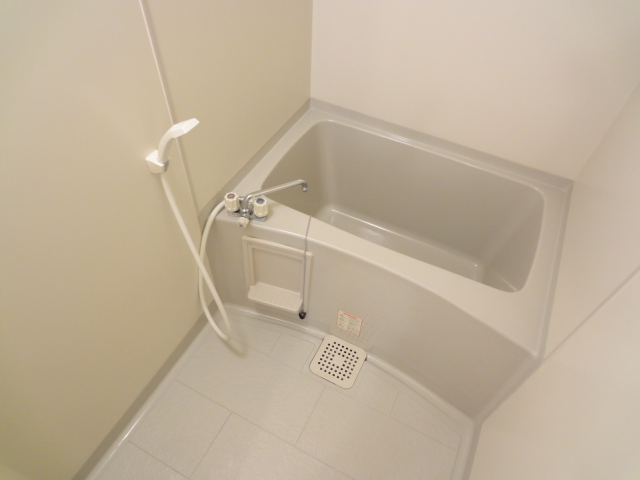 バス・シャワールーム　清潔感のある浴室です。