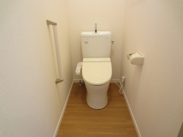 トイレ　手すりついてます。