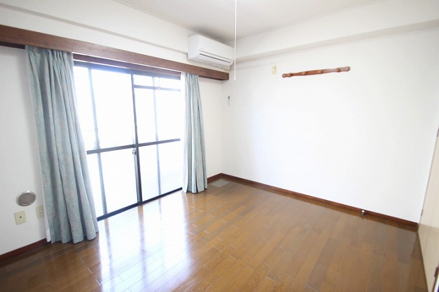 居室・リビング　同物件別室