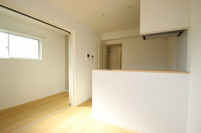 居室・リビング　同物件別室