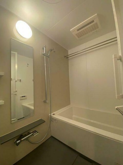 バス・シャワールーム　追い焚き機能、浴室乾燥機付きバス。