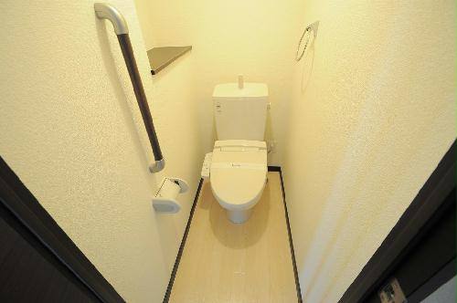 トイレ　温水洗浄便座。実際のトイレは仕様が異なる場合がございます