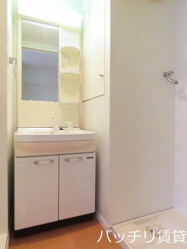 洗面設備　別号室タイプの為、現状を優先いたします