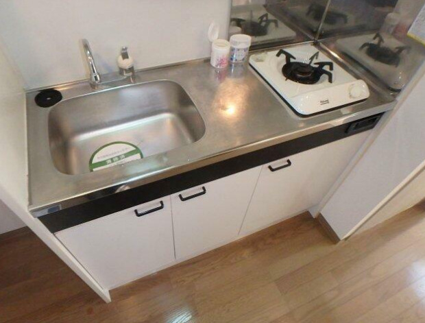 キッチン　コンパクトですが作業スペースもあります