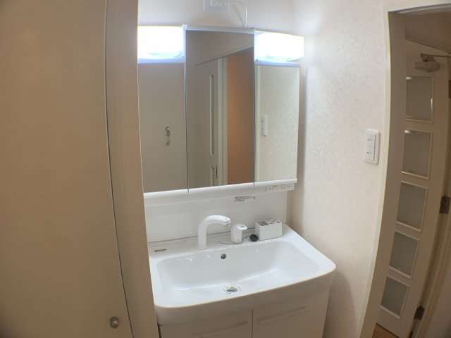 洗面設備　洗面所内に洗濯機置場あり！