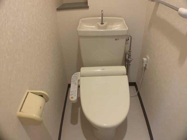 トイレ　温水洗浄便座付きのトイレです♪