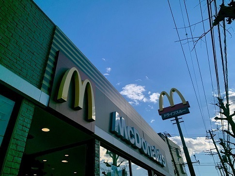 飲食店　マクドナルド　港南中央店（飲食店）まで470m