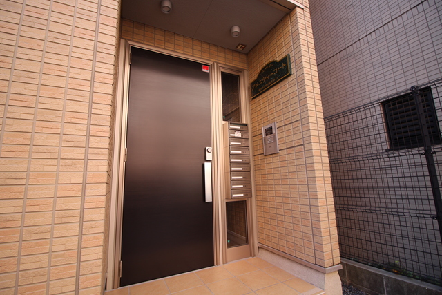 エントランス　前回募集時の写真です。現況優先