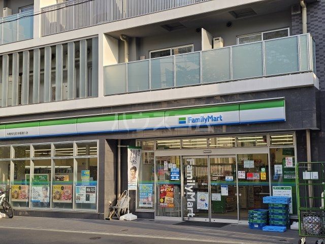 コンビニ　ファミリーマート 中野弥生町本郷通り店（コンビニ）まで589m