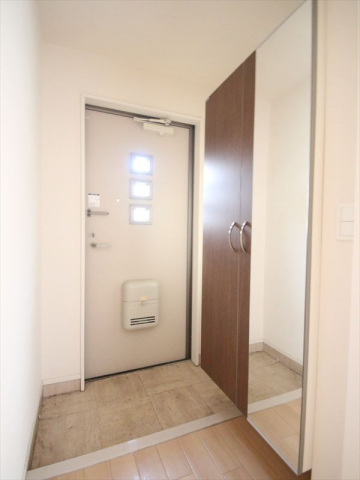 玄関　玄関　姿見付のシューズボックス完備