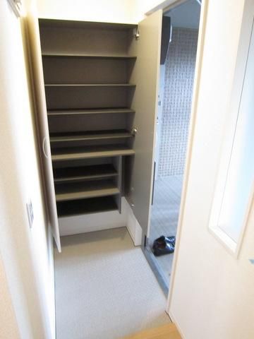 玄関　トールタイプのシューズボックス